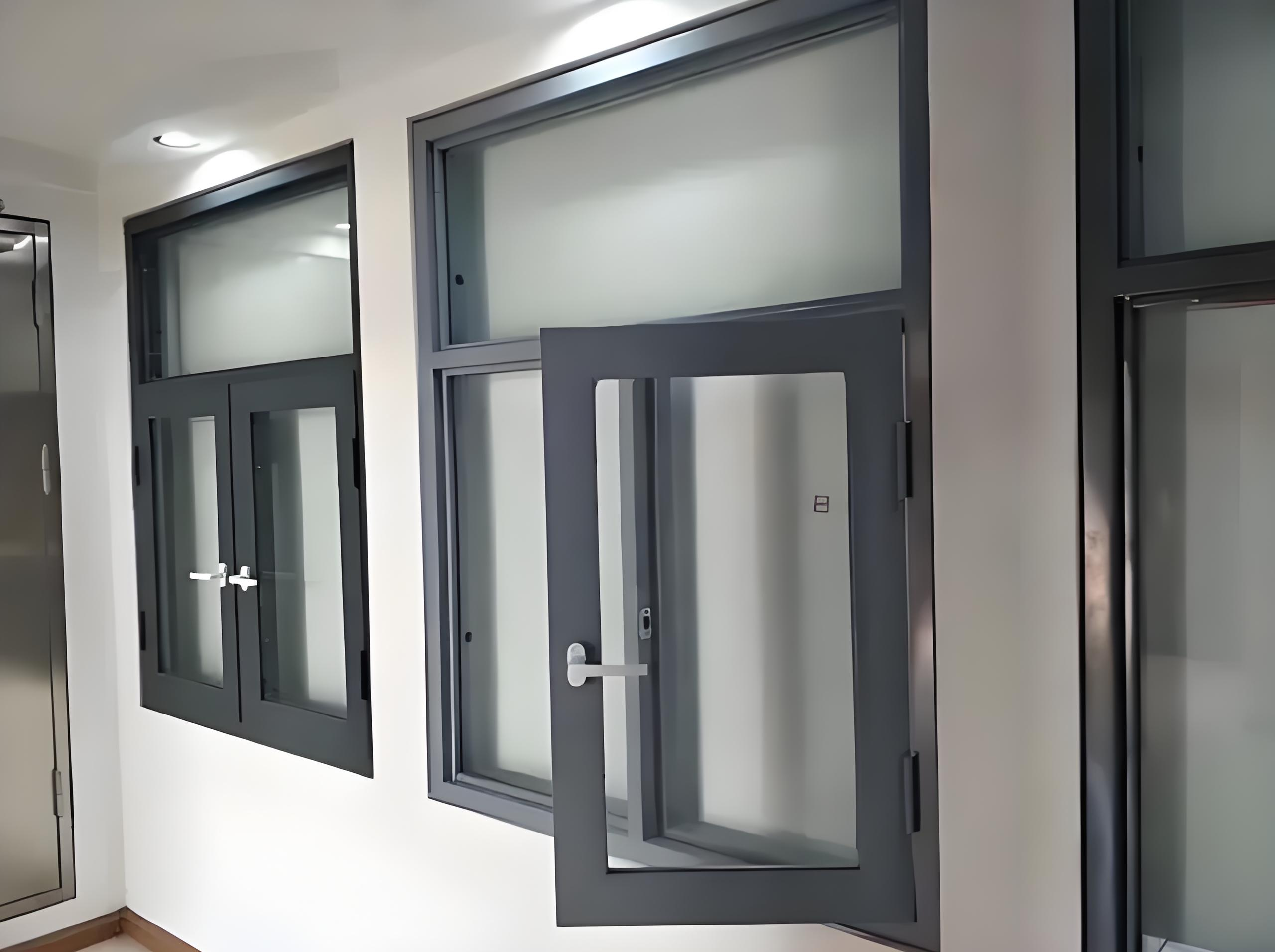 Cách nhiệt, cửa sổ chống cháy bằng thủy tinh chống cháy được cách nhiệt với kẹp dây chống lại tác động của cơn bão
